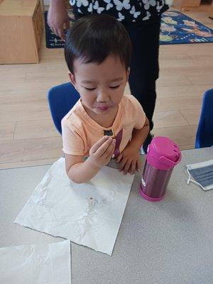 Children are enjoying tasting yummy mooncake.