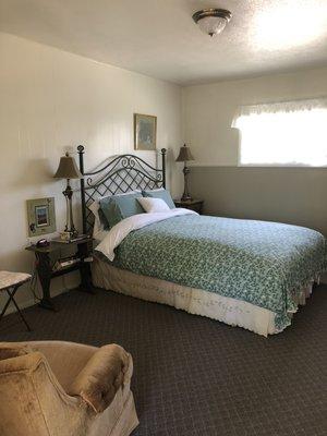 Room with one bed, opens onto the courtyard