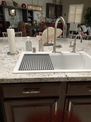 The new sink and faucets.