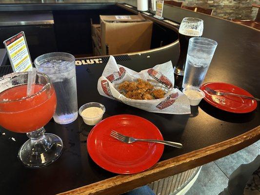 Got the boneless wings ,Lemmon pepper. Delicious was served to me in like 10 minutes. Loveeeee. Drank my drank and chilled