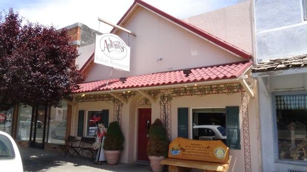 Antonio's Cucina Italiana, pizza, pasta, steaks, burgers, salads, in Alturas CA,