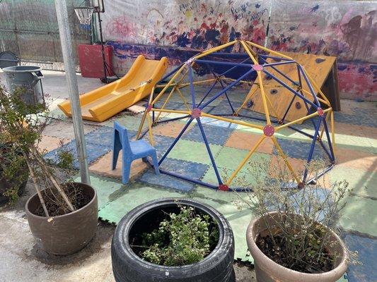 Messy play with painting on canvas and climbing bars are just one of many activity zones outside at WPNS