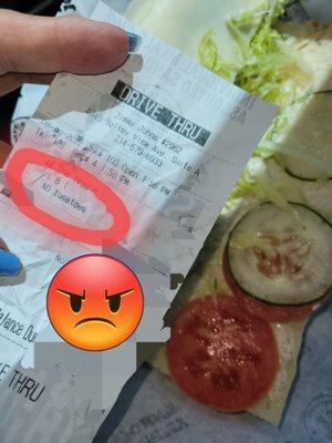 My sandwich WITH tomatoes yet my receipt says NO tomatoes ‍