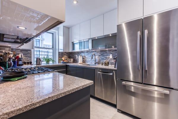 Nothing beats coming home to a gorgeous modern kitchen!