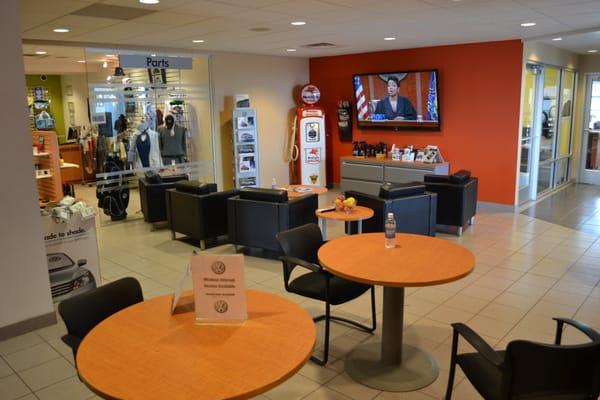 Bommarito VW in St Louis comfortable lounge and waiting area with complimentary snacks & beverages