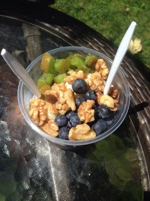 Acai bowl with pineapple juice, bananas, granola, kiwi and blueberry!