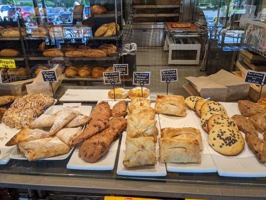 I love turnovers and this place sells several varieties: strawberry, mango, and pineapple.