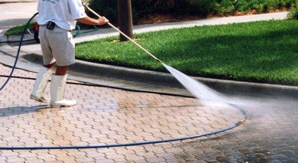 Driveway pressure cleaning in Hialeah, Florida