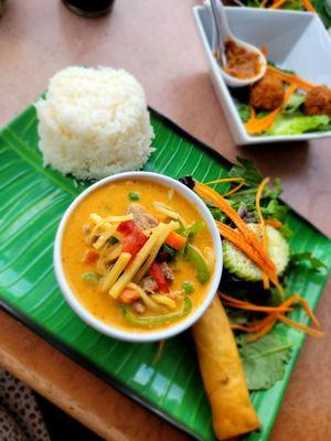 Lunch specials red curry with beef