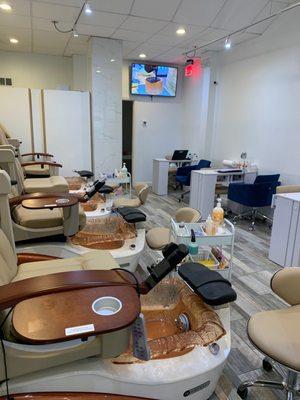 Very clean salon, friendly employees, was able to do a walk in.