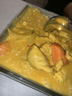 YELLOW CURRY CHICKEN (GAENG GA-REE-GAI)