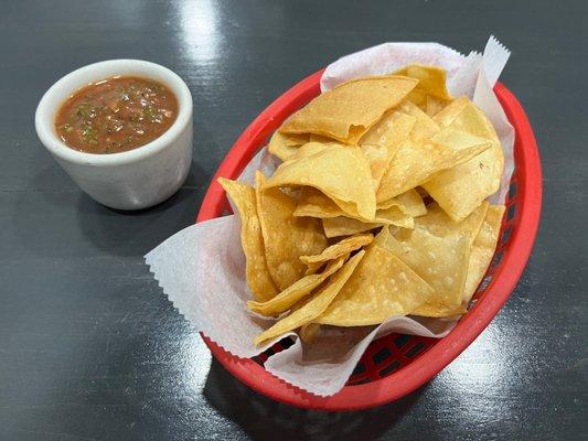 Nachos and salsa.