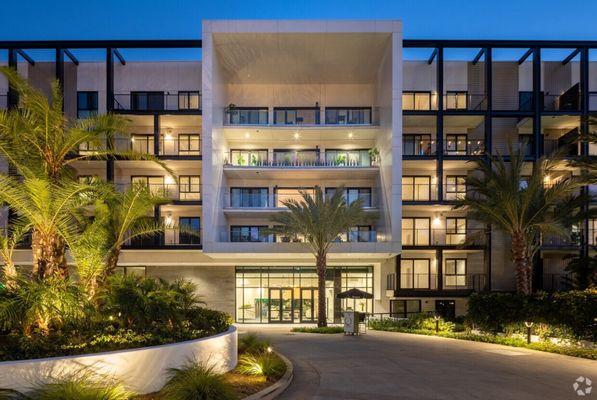 Gorgeous, circular driveway leading to the lobby