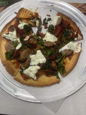 Cauliflower pizza with sausage, broccoli, rob