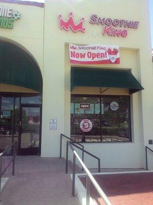 Pic of the smoothie king between Boston Market & cellphone genius