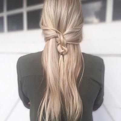 Long blonde and simple knots for a stunning style