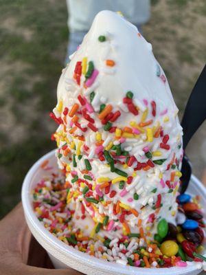 Vanilla soft serve with sprinkles. Beware, these sprinkles are hard (not soft like supermarket).