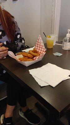 Onion rings and margarita