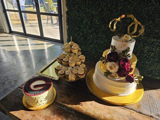 Groom's cake: Georgia cake was blueberry chocolate cake; cupcakes were variety of flavors