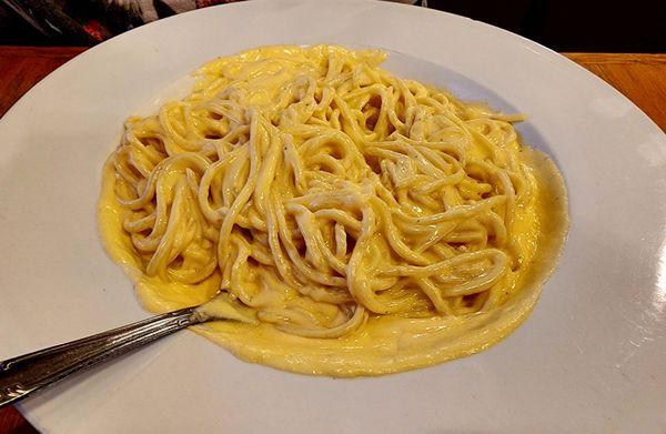 Spaghetti with cheese sauce.