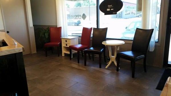 Waiting area is comfortable open atmosphere. Free coffee, hot tea, hot chocolate, and bottled water.