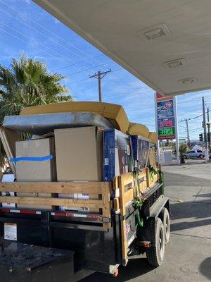 Tons of junk GONEZO! King mattresses, GONEZO! Old dressers, GONEZO! Cardboard boxes, GONEZO!