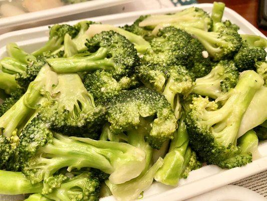 Broccoli in white sauce (default is brown sauce, so you have to specify if you want white sauce) - crisp and tender