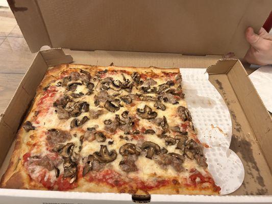 Sausage and mushroom Water street pizza did not disappoint ! Thanks Sabby ! It was delicious !! Will definatly go back for more.