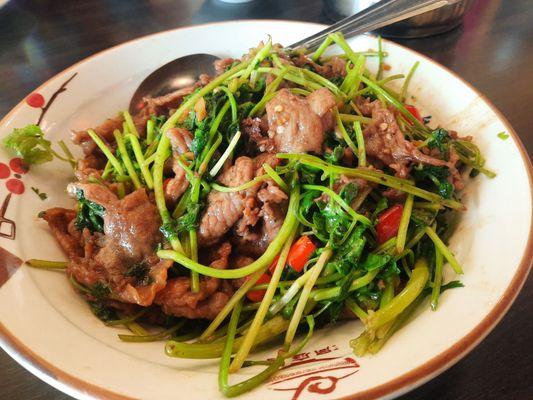 野山椒炒牛肉 （pepper and beef stir fry)