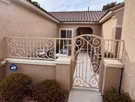 COURTYARD GATE 
WITH SIDE PANEL

DONE BY OUR COMPANY 
@perfectironworksllc 
#Perfectironworksllc