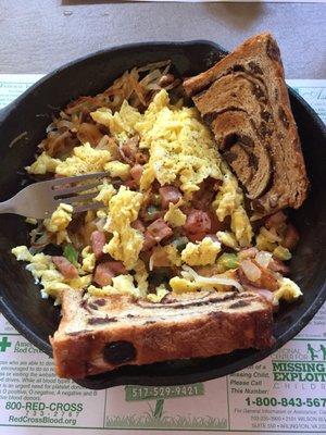 Country Skillet -  OMG, must try the homemade raisin bread!