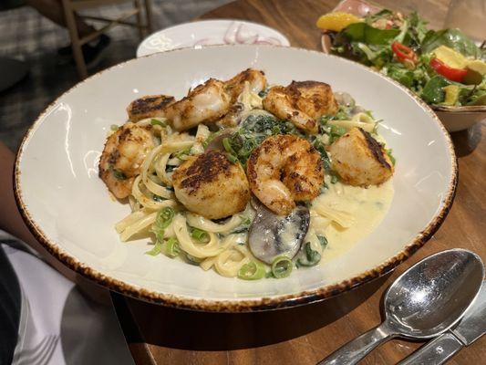 Linguine alfredo with spiced shrimp