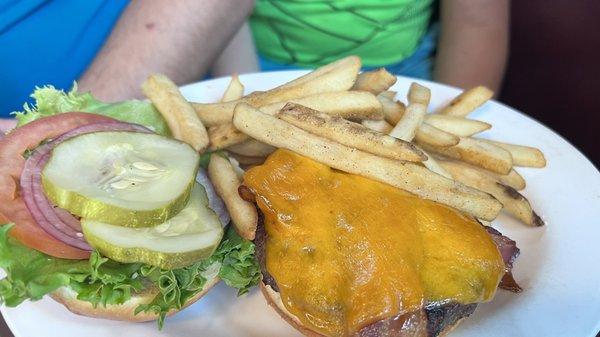 Bacon cheeseburger & pub Fries