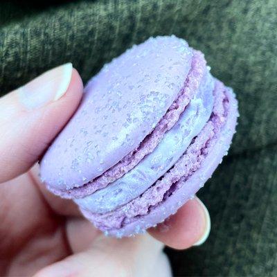 Beeeeutiful macaroon! Shimmery goodness (lavender flavor)