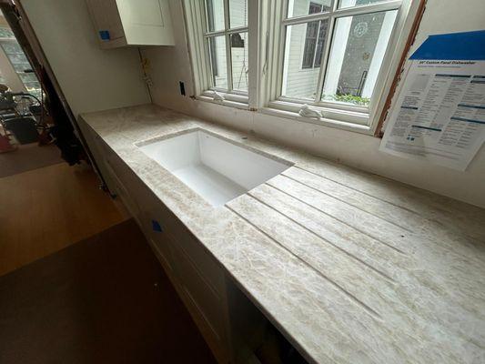 Quartzite counters with drainer grooves