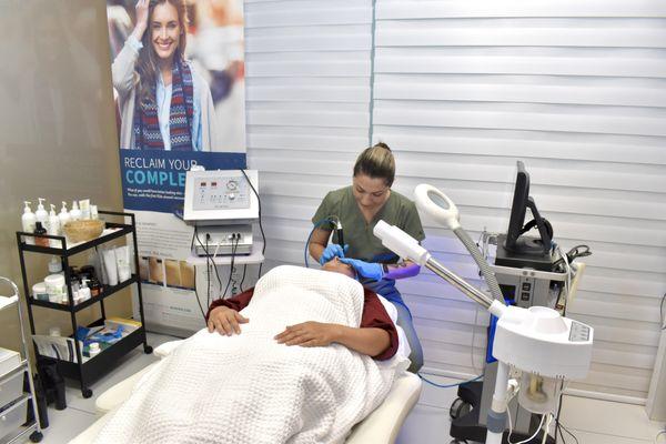 Skin care Treatments Room : Hydrafacial, Microneedling, Dermaplanning, Organic Facials, Peels, Microdermabrasion and more