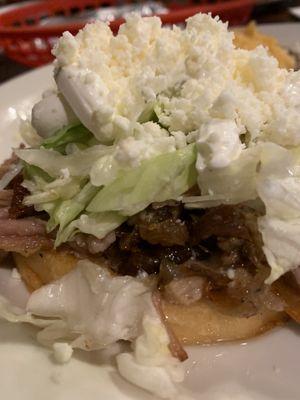 Carnitas sope. Potential se see rico pero estaba algo frío