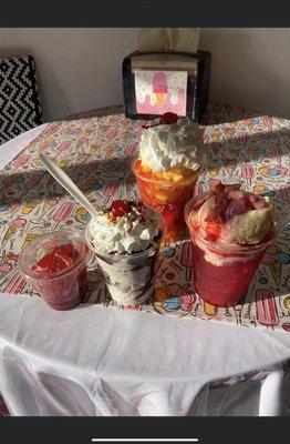 gummies,sundae,fresas and crem and macedonia