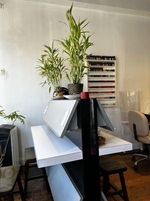 Nail desk