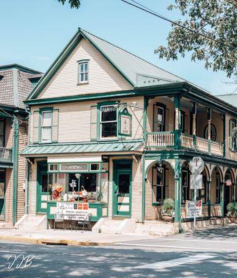 Broad Street view of Tomato Pie Cafe