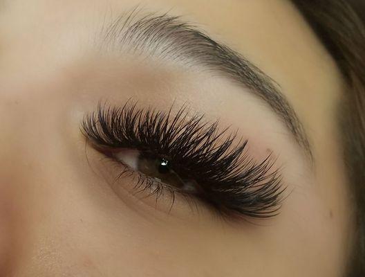 Dramatic volume lashes