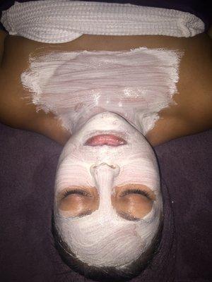 Facial treatments always include the décolleté.