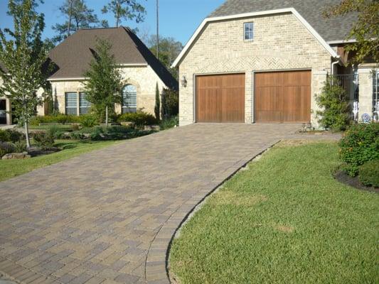 Custom designed and installed Antique Buff paver driveway in the Houston, Texas area.