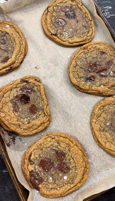 brown butter chocolate chunk cookies with flaky sea salt