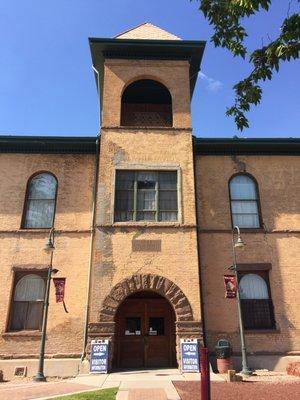 Entrance to the courthouse and visitor information...