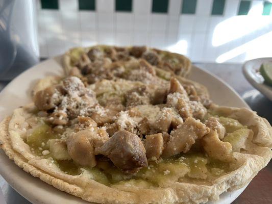 Sope verde de pollo $3.25