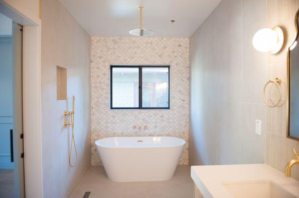 How do you like them fishscale tiles to accent the walls and accompany the stand alone tub?