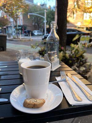 Medium roast coffee with biscotti