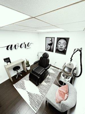 Modern lasers and comfortable treatment rooms for you!