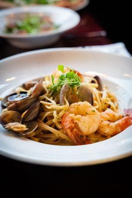 Linguine à La Pescatora | Shrimp, lobster meat, and clams in lemon butter sauce.